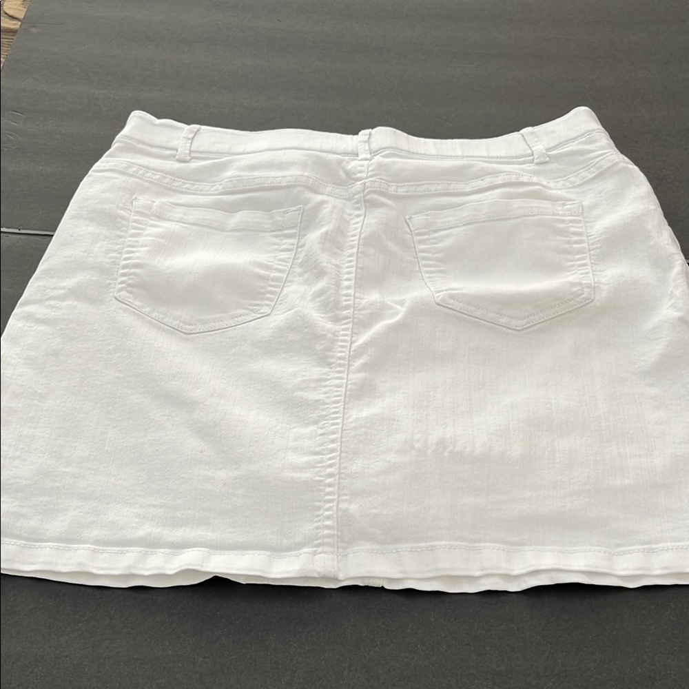 Elegant White Croft & Barrow Denim Skirt - Picture 7 of 9